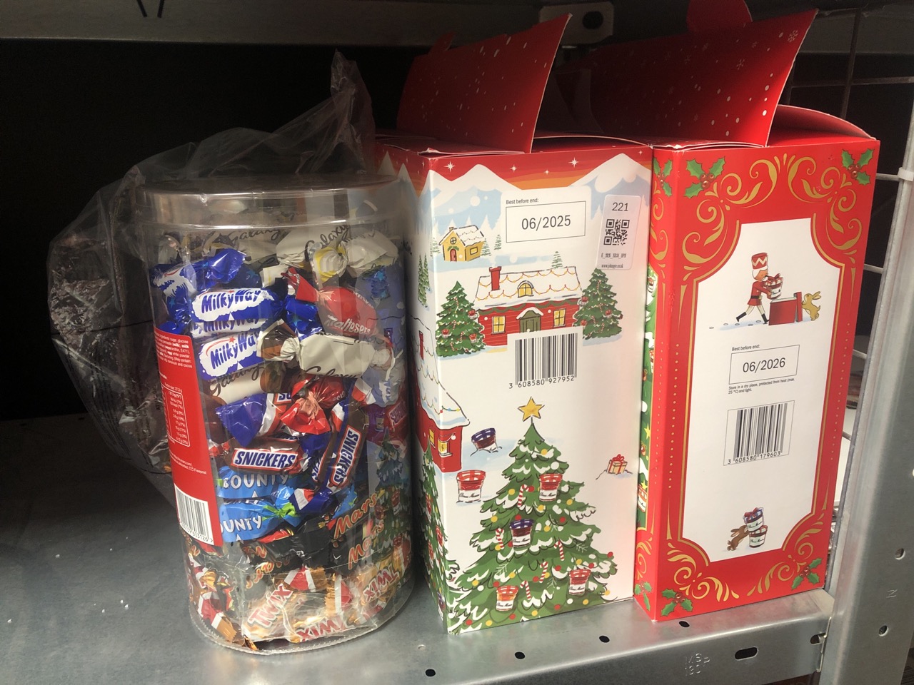 Lot 221  
            Edinburgh SR34 - Delivery Only 

                
QUANTITY OF FOOD & DRINK ITEMS TO INCLUDE BONNE MAMAN LIMITED EDITION SPREADS ADV...