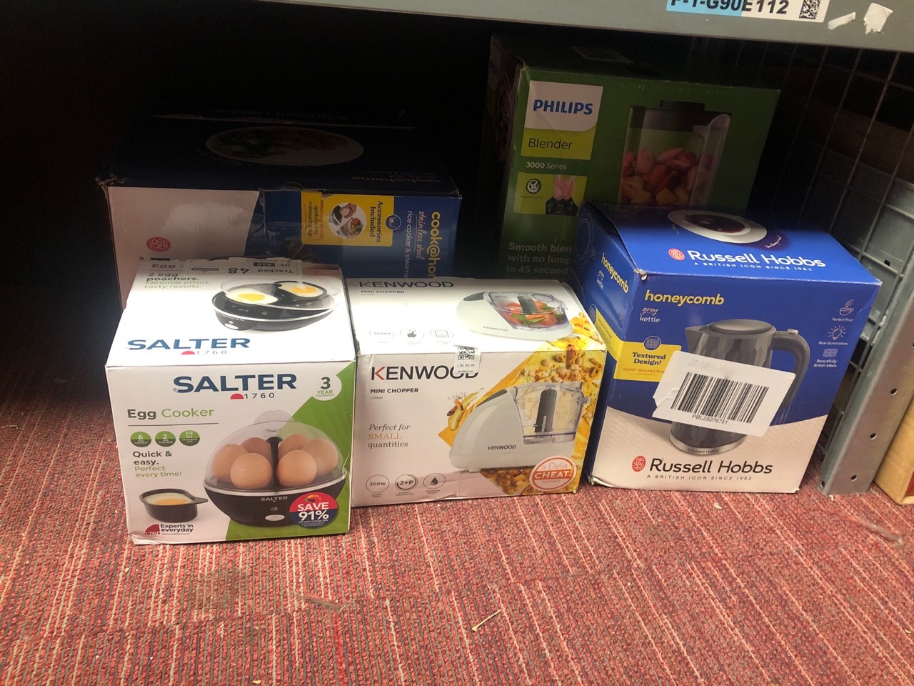 Lot 226  
            Edinburgh SR34 - Delivery Only 

                
QUANTITY OF KITCHEN & APPLIANCES TO INCLUDE HONEYCOMB RUSSELL HOBBS KETTLE: LOCAT...