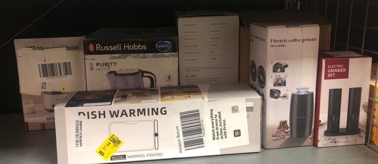 Lot 233  
            Edinburgh SR34 - Delivery Only 

                
QUANTITY OF KITCHEN & APPLIANCES ITEMS TO INCLUDE RUSSELL HOBBS PURITY GLASS KETT...