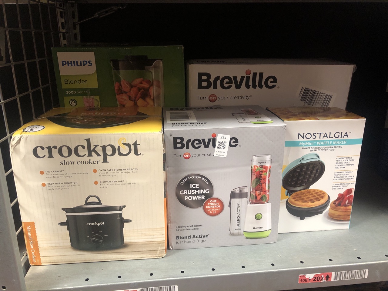 Lot 234  
            Edinburgh SR34 - Delivery Only 

                
QUANTITY OF KITCHEN & APPLIANCES ITEMS TO INCLUDE BREVILLE BLEND ACTIVE PERSONAL ...