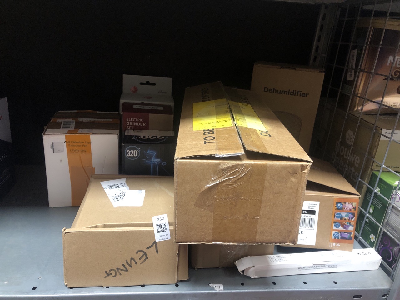 Lot 252  
            Edinburgh SR34 - Delivery Only 

                
QUANTITY OF KITCHEN & APPLIANCES ITEMS TO INCLUDE HOOVER J72 MINI TURBO, COMPATIB...