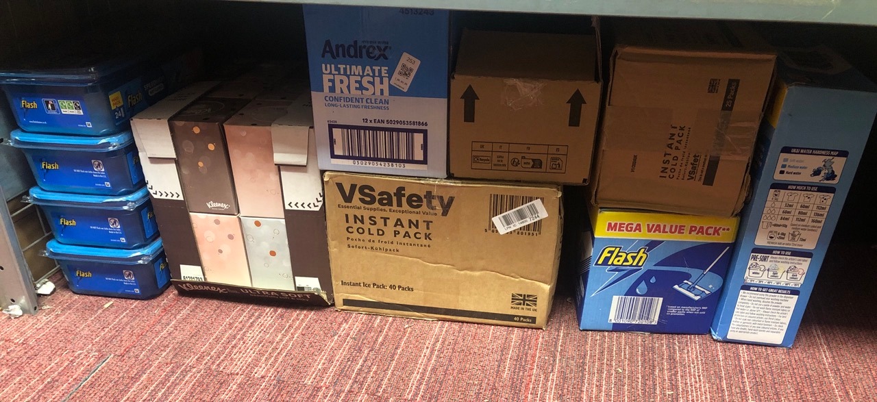 Lot 253  
            Edinburgh SR34 - Delivery Only 

                
QUANTITY OF ITEMS TO INCLUDE FLASH SPEED MOP WET FLOOR CLEANING WIPES, 48 CLOTHS ...