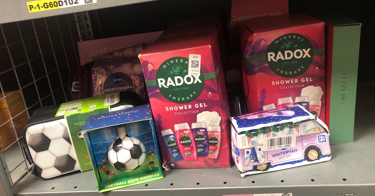 Lot 260  
            Edinburgh SR34 - Delivery Only 

                
QUANTITY OF HEALTH & BEAUTY ITEMS TO INCLUDE BAYLIS & HARDING FOOTBALL PENALTY SH...