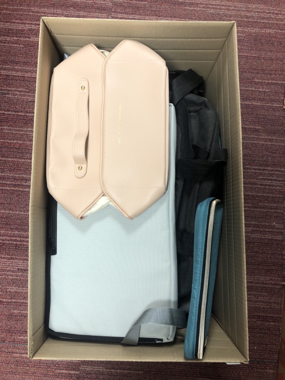 Lot 278  
            Edinburgh SR34 - Delivery Only 

                
QUANTITY OF CLOTHING & APPAREL ITEMS TO INCLUDE ROSE OF NO MAN'S LAND PINK HANDBA...