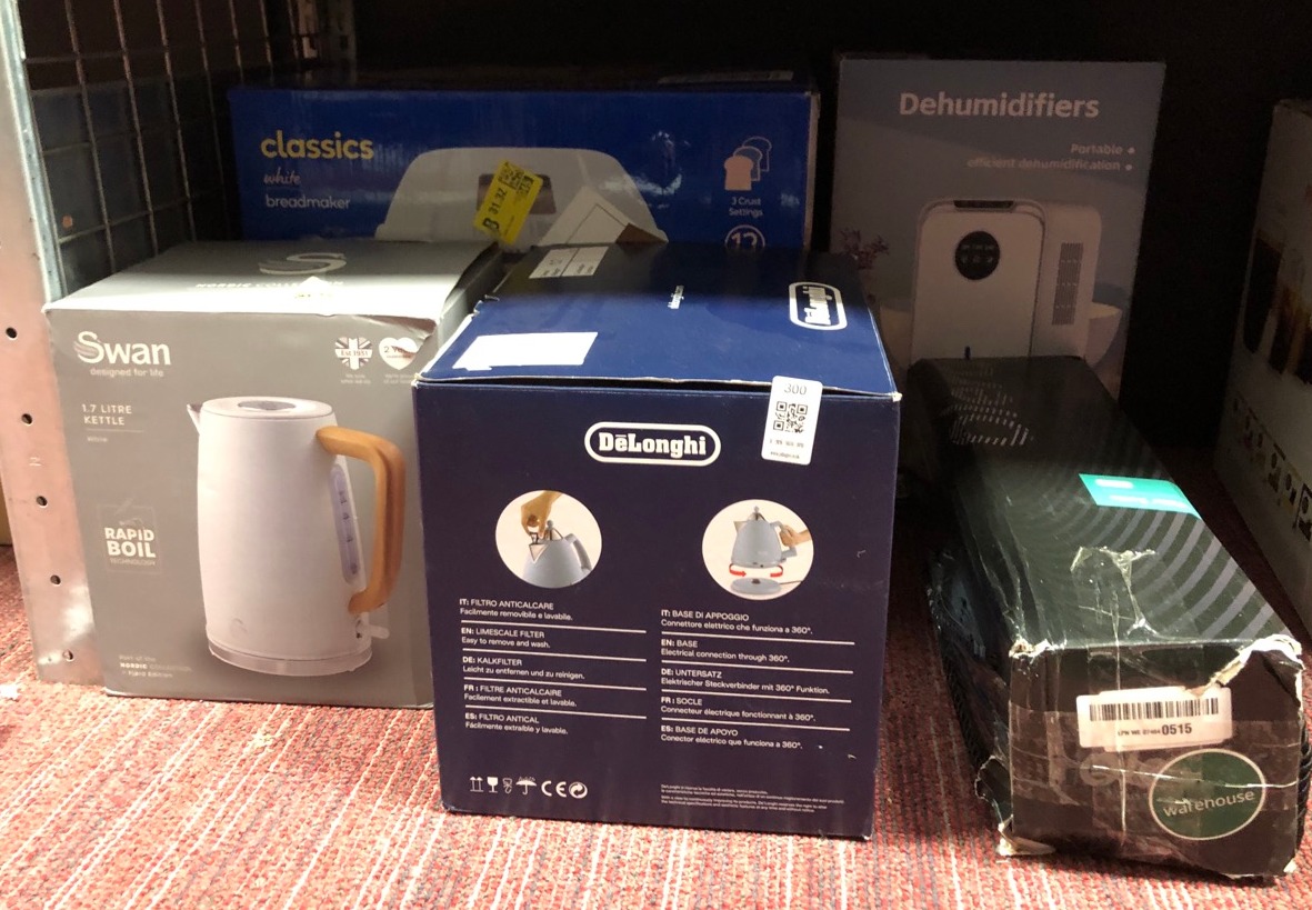 Lot 300  
            Edinburgh SR34 - Delivery Only 

                
QUANTITY OF KITCHEN & APPLIANCES ITEMS TO INCLUDE DE'LONGHI ARGENTO FLORA KBX3016...