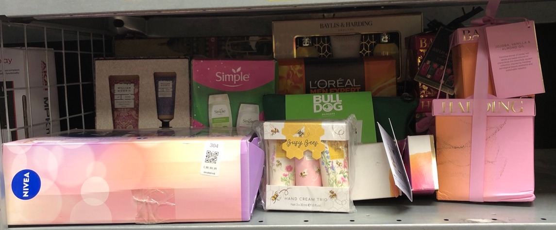 Lot 304  
            Edinburgh SR34 - Delivery Only 

                
QUANTITY OF HEALTH & BEAUTY ITEMS TO INCLUDE DOVE HAND TREATS COLLECTION GIFT SET...