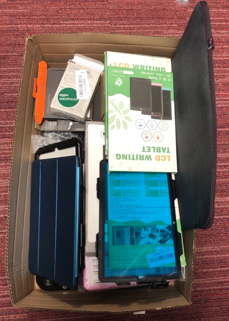 Lot 318  
            Edinburgh SR34 - Delivery Only 

                
QUANTITY OF TECH & GAMING TO INCLUDE BLUE PRO CASE FOR IPAD: LOCATION - C