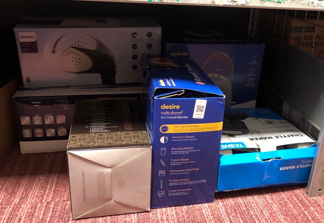 Lot 319  
            Edinburgh SR34 - Delivery Only 

                
QUANTITY OF KITCHEN & APPLIANCES ITEMS TO INCLUDE RUSSELL HOBBS HAND BLENDER [3-I...