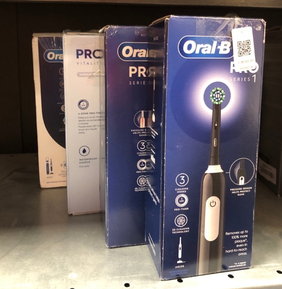Lot 324  
            Edinburgh SR34 - Delivery Only 

                
QUANTITY OF HEALTH & BEAUTY ITEMS TO INCLUDE ORAL-B PRO 1 ELECTRIC TOOTHBRUSH FOR...