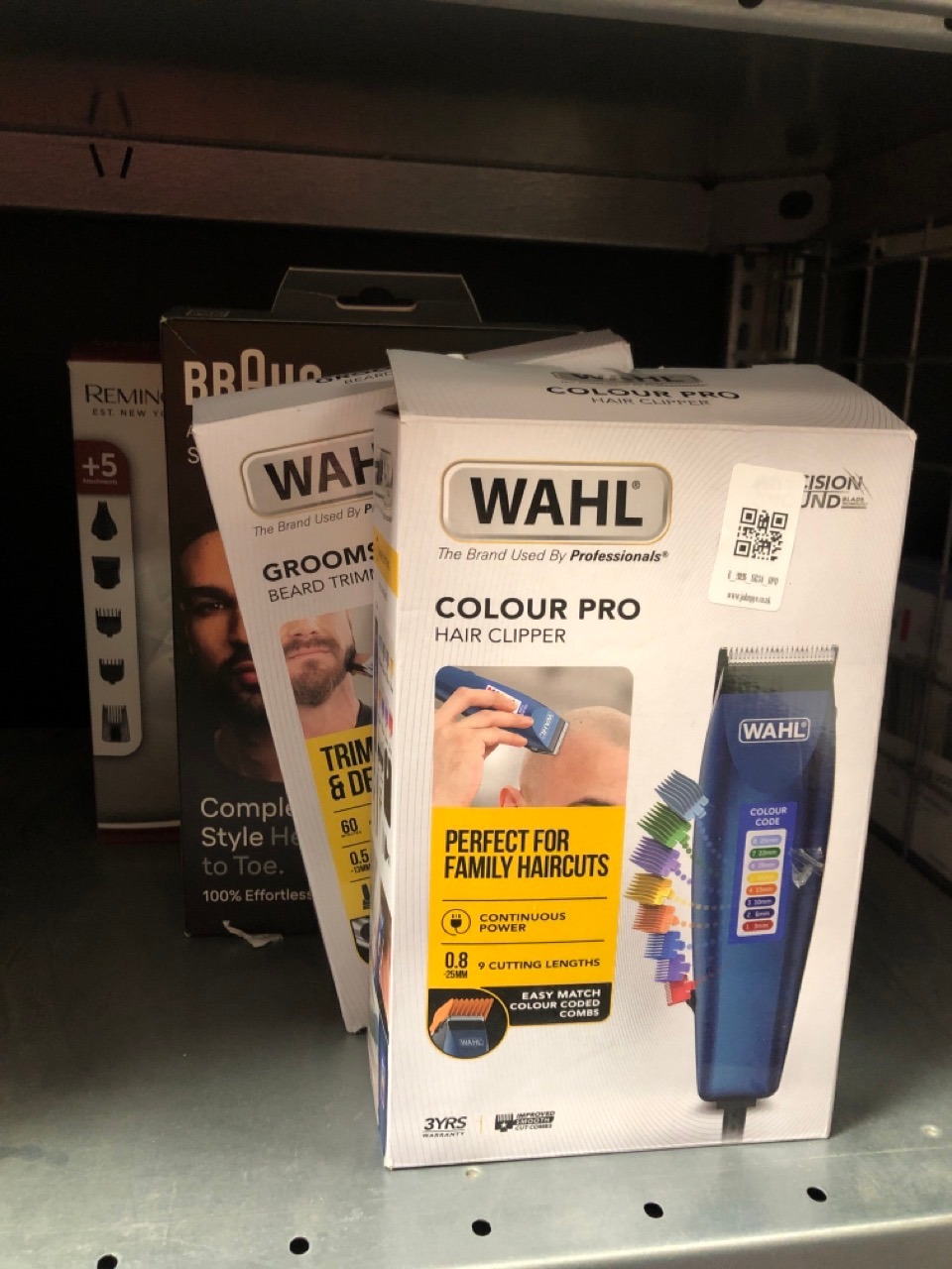Lot 325  
            Edinburgh SR34 - Delivery Only 

                
QUANTITY OF HEALTH & BEAUTY ITEMS TO INCLUDE WAHL COLOUR PRO CORDED CLIPPER, HAIR...