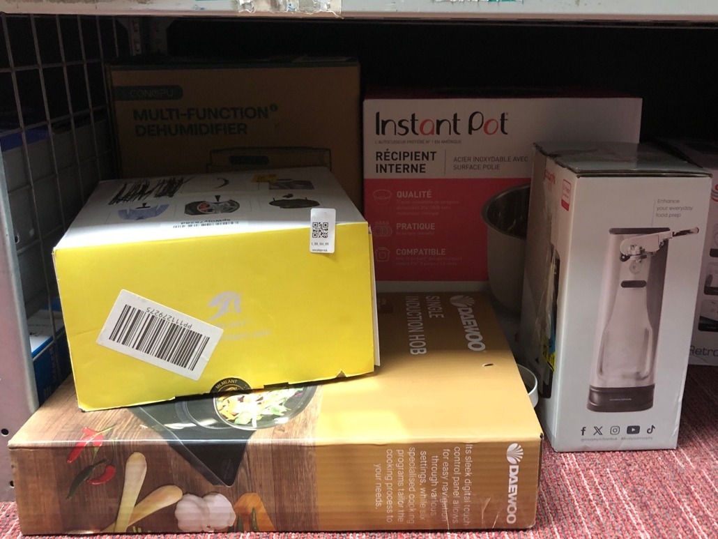 Lot 328  
            Edinburgh SR34 - Delivery Only 

                
QUANTITY OF KITCHEN & APPLIANCES ITEMS TO INCLUDE MORPHY RICHARDS 3-IN-1 ELECTRIC...