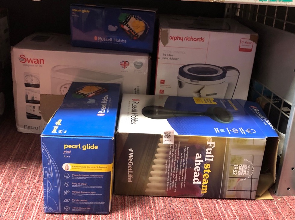 Lot 329  
            Edinburgh SR34 - Delivery Only 

                
QUANTITY OF KITCHEN & APPLIANCES ITEMS TO INCLUDE RUSSELL HOBBS PEARL GLIDE STEAM...