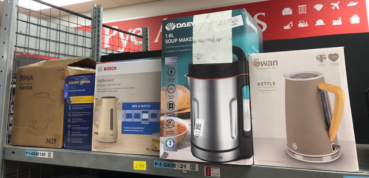 Lot 330  
            Edinburgh SR34 - Delivery Only 

                
QUANTITY OF KITCHEN & APPLIANCES ITEMS TO INCLUDE SWAN SK14610OAT NORDIC CORDLESS...