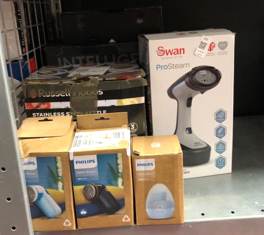 Lot 339  
            Edinburgh SR34 - Delivery Only 

                
QUANTITY OF KITCHEN & APPLIANCES ITEMS TO INCLUDE PHILIPS 1000 SERIES FABRIC SHAV...