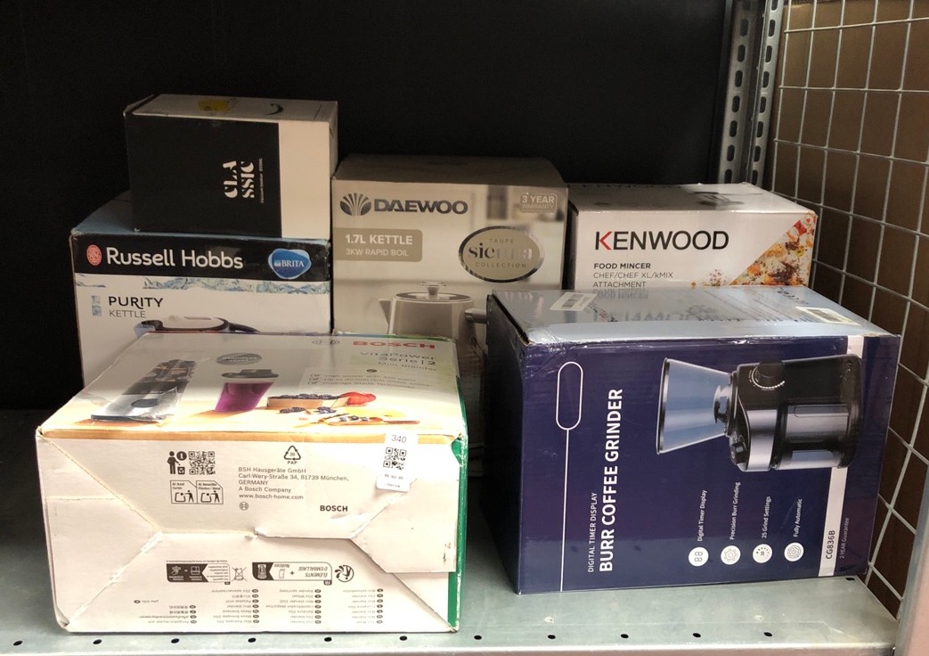 Lot 340  
            Edinburgh SR34 - Delivery Only 

                
QUANTITY OF KITCHEN & APPLIANCES ITEMS TO INCLUDE BOSCH VITAPOWER SERIE 2 MMB2111...