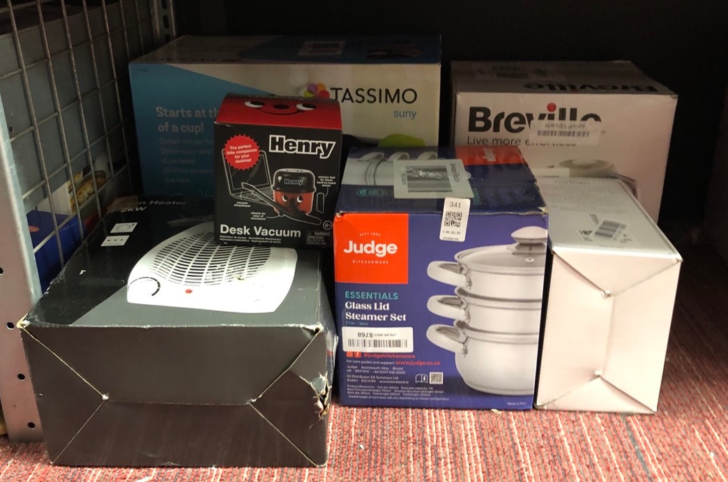 Lot 341  
            Edinburgh SR34 - Delivery Only 

                
QUANTITY OF KITCHEN & APPLIANCES ITEMS TO INCLUDE HENRY HOOVER DESK VACUUM, MINI ...