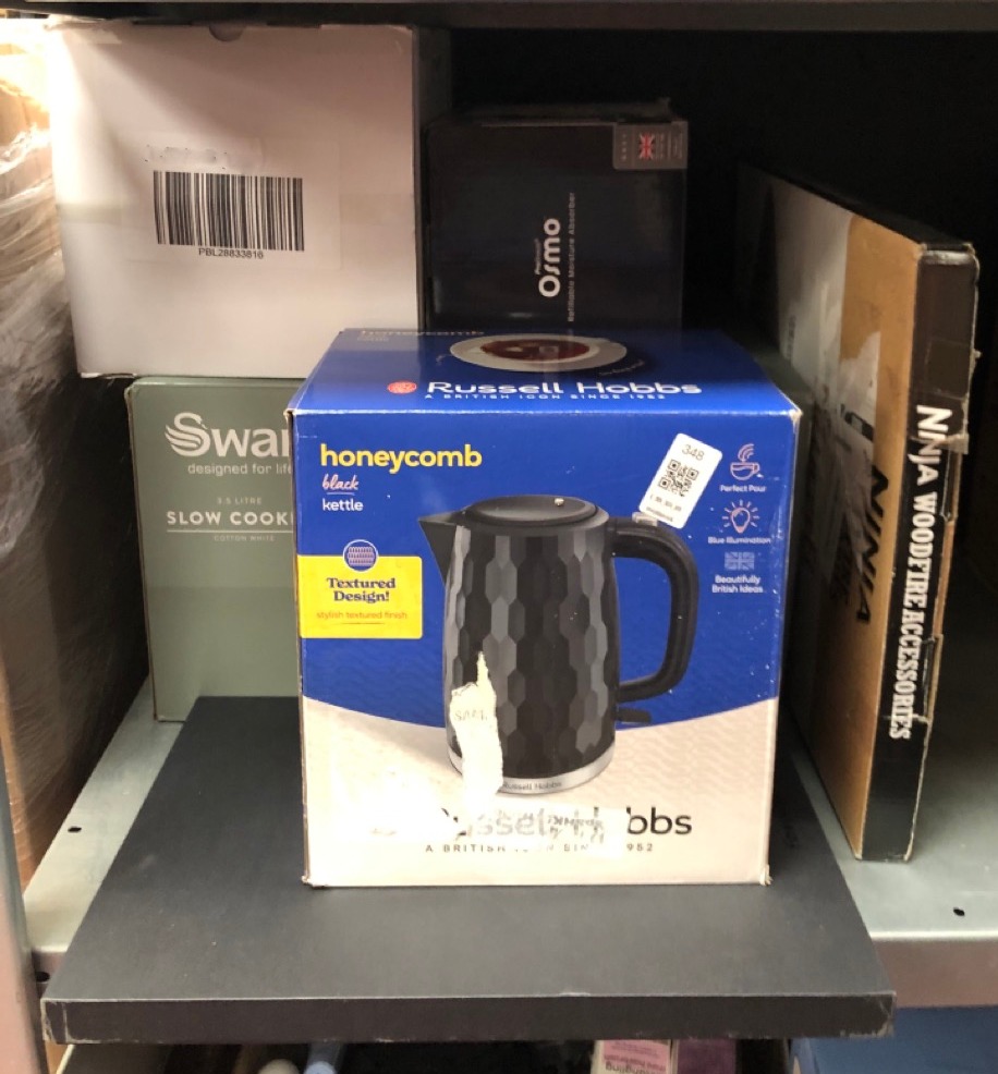 Lot 348  
            Edinburgh SR34 - Delivery Only 

                
QUANTITY OF KITCHEN & APPLIANCES ITEMS TO INCLUDE RUSSELL HOBBS HONEYCOMB ELECTRI...