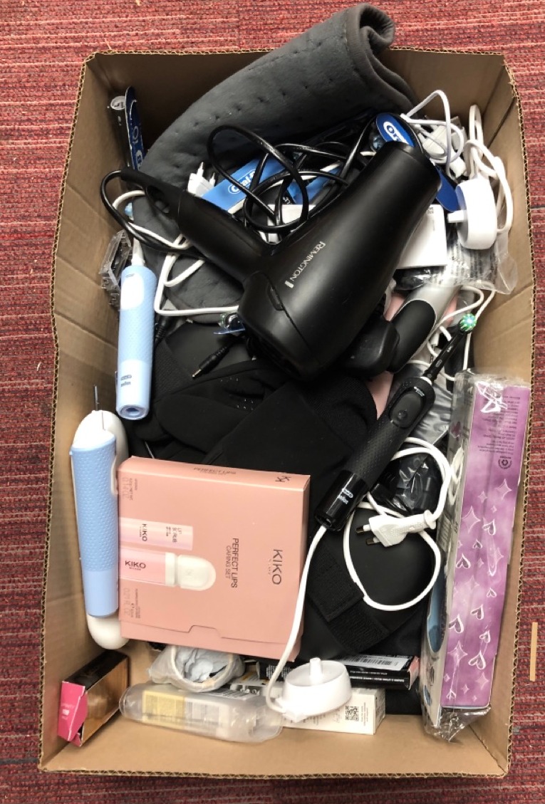 Lot 350  
            Edinburgh SR34 - Delivery Only 

                
QUANTITY OF HEALTH & BEAUTY TO INCLUDE ORAL B WIRELESS ELECTRIC TOOTHBRUSH: LOCAT...