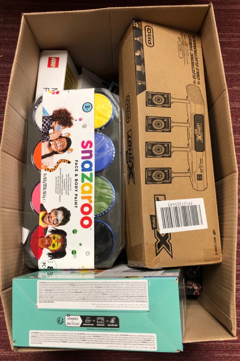 Lot 365  
            Edinburgh SR34 - Delivery Only 

                
QUANTITY OF TOYS & GAMES ITEMS TO INCLUDE SNAZAROO FACE PAINTS PROFESSIONAL KITS ...