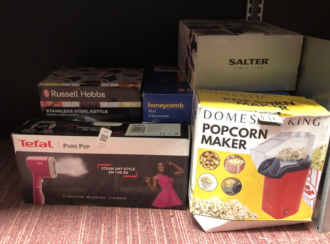 Lot 377  
            Edinburgh SR34 - Delivery Only 

                
QUANTITY OF KITCHEN & APPLIANCES ITEMS TO INCLUDE TEFAL PURE POP SLIM HANDHELD CL...