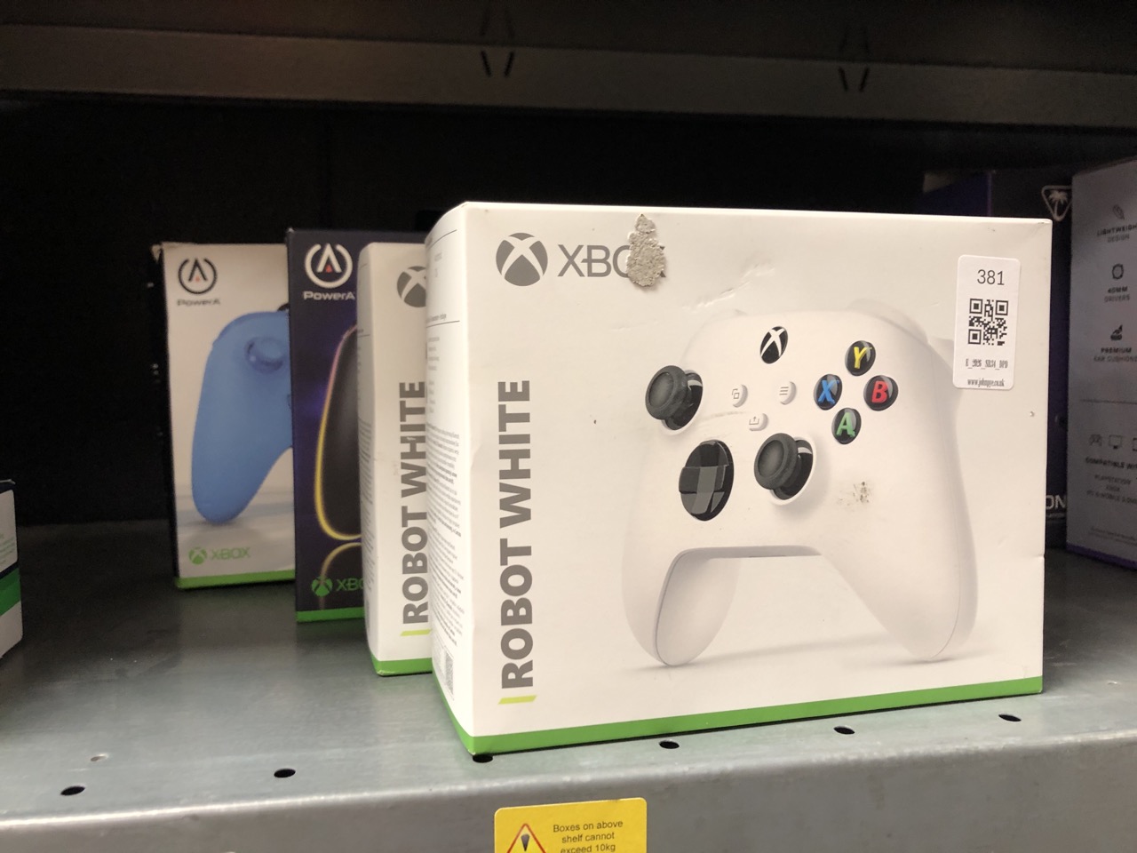 Lot 381  
            Edinburgh SR34 - Delivery Only 

                
QUANTITY OF TECH & GAMING ITEMS TO INCLUDE XBOX WIRELESS CONTROLLER – ROBOT WHITE...