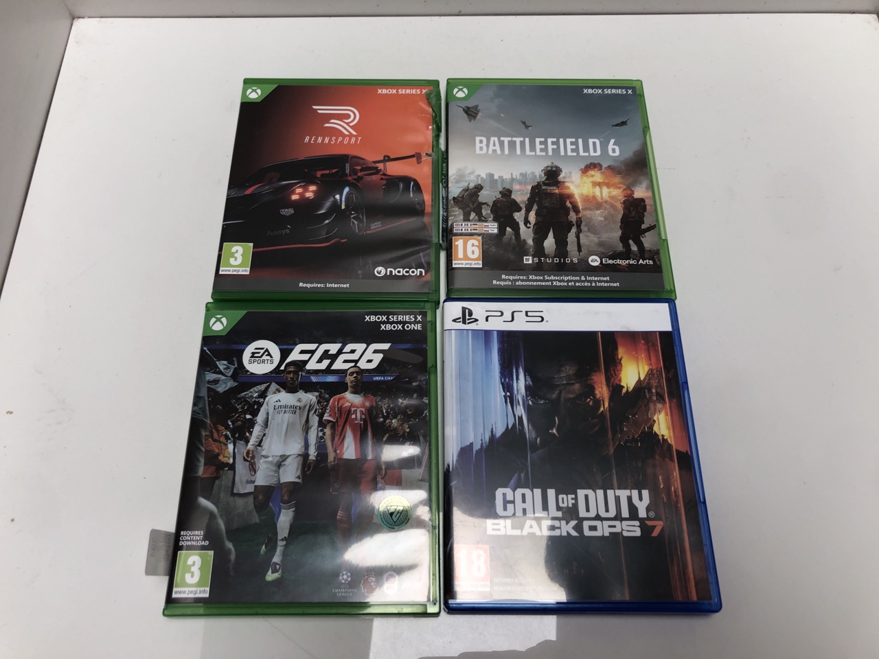 Lot 394  
            Edinburgh SR34 - Delivery Only 

                
QUANTITY OF TECH & GAMING ITEMS TO INCLUDE CALL OF DUTY: BLACK OPS 7 - PLAYSTATIO...