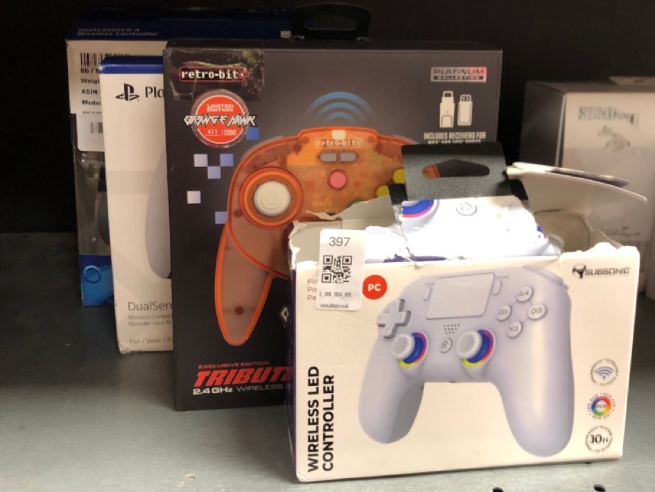 Lot 397  
            Edinburgh SR34 - Delivery Only 

                
QUANTITY OF TECH & GAMING ITEMS TO INCLUDE RETRO-BIT TRIBUTE 64 V2 2.4G WIRELESS ...