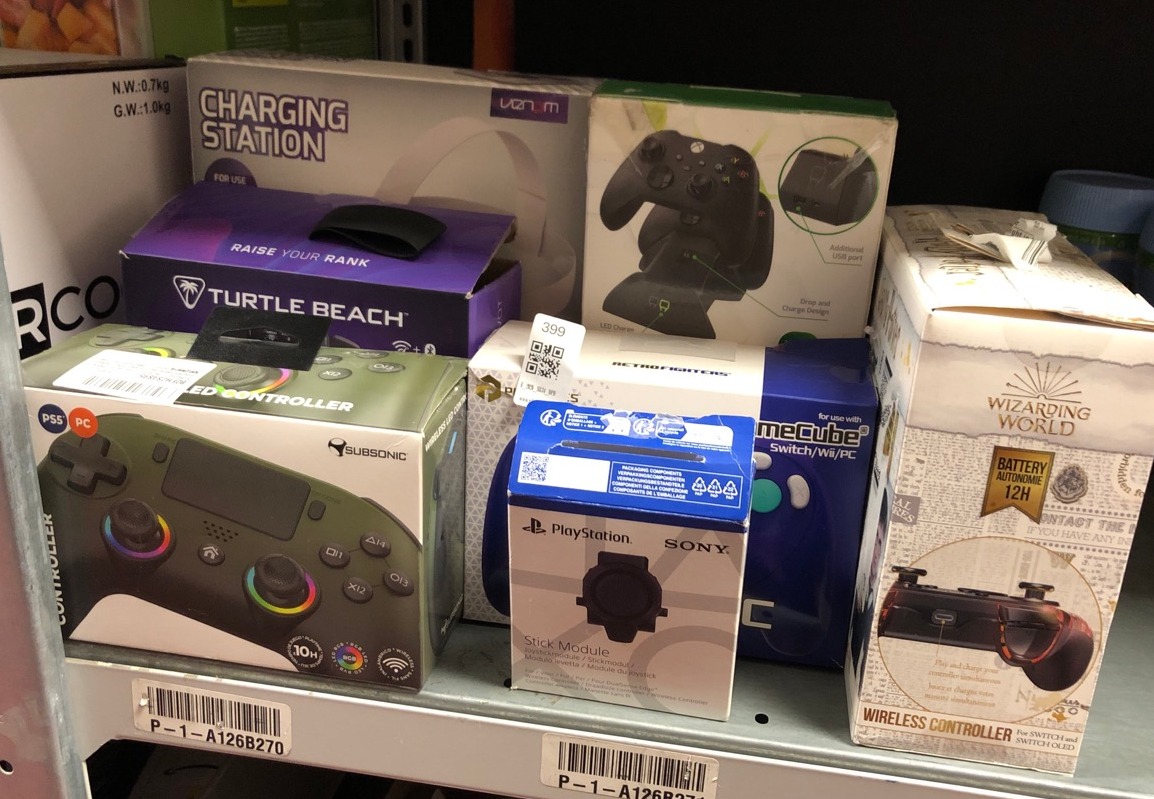 Lot 399  
            Edinburgh SR34 - Delivery Only 

                
QUANTITY OF TECH & GAMING ITEMS TO INCLUDE PLAYSTATION STICK MODULE FOR DUALSENSE...