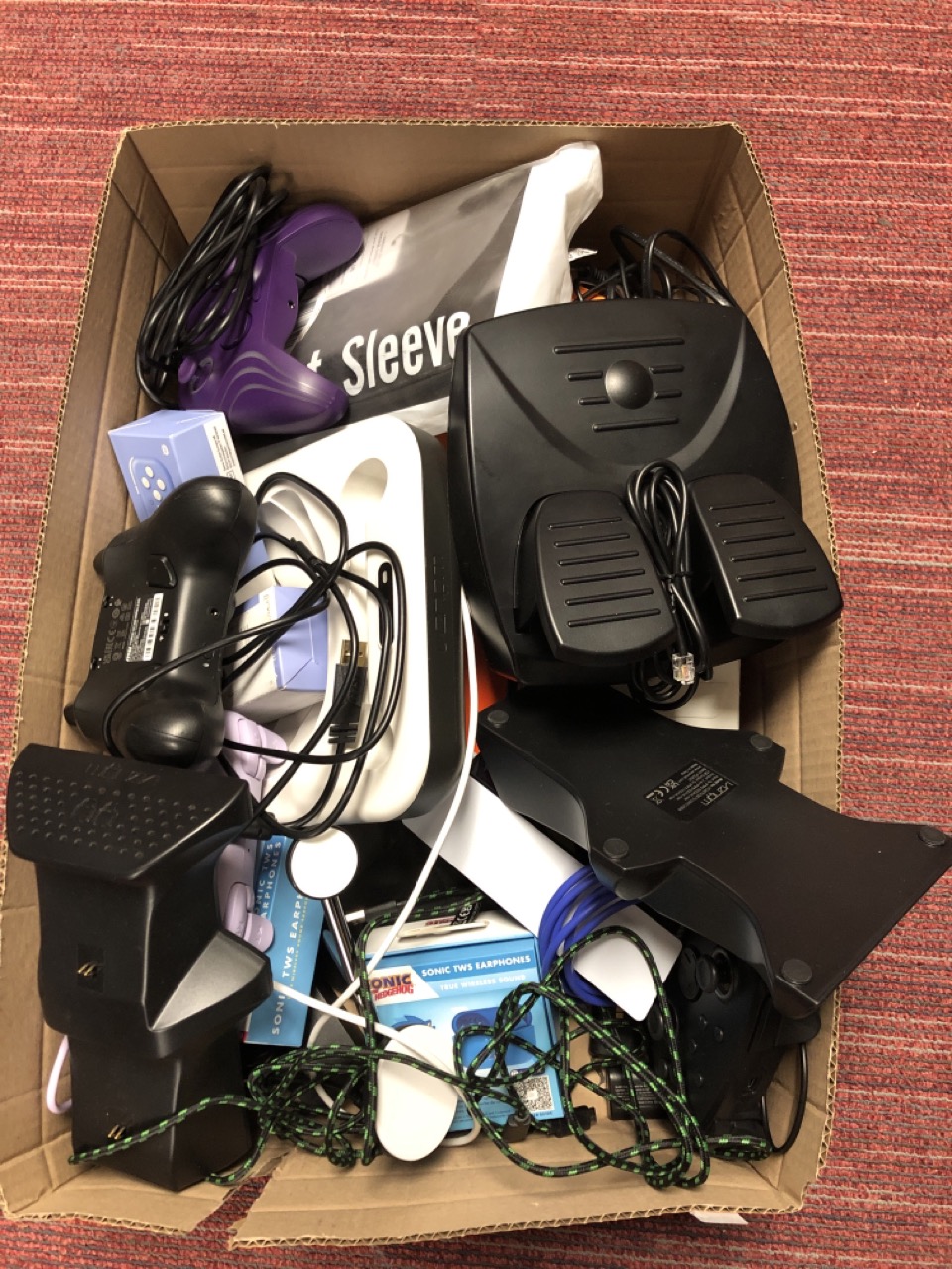 Lot 402  
            Edinburgh SR34 - Delivery Only 

                
QUANTITY OF TECH & GAMING TO INCLUDE WIRELESS PURPLE XBOX CONTROLLER : LOCATION - D