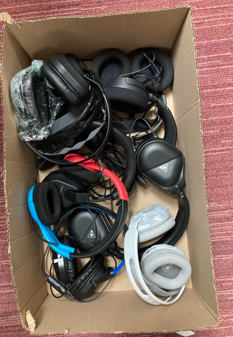 Lot 412  
            Edinburgh SR34 - Delivery Only 

                
QUANTITY OF TECH & GAMING TO INCLUDE TURTLE BEACH WIRED HEADSET: LOCATION - E