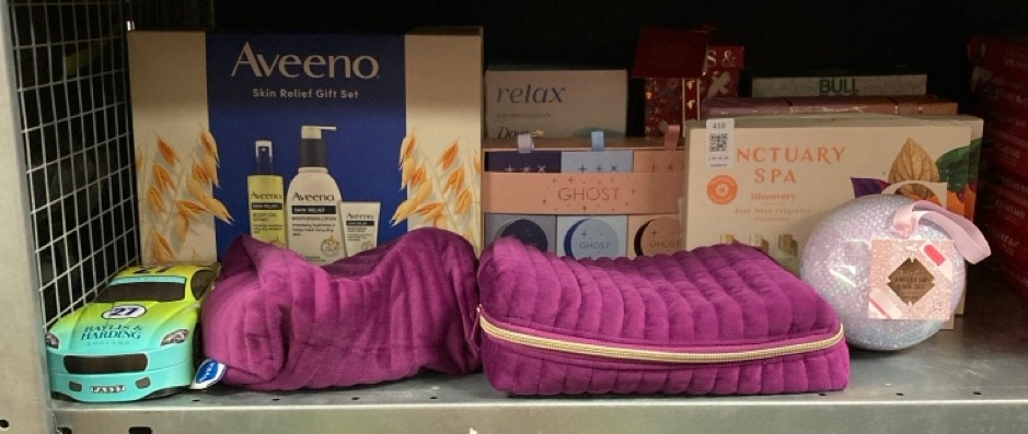 Lot 418  
            Edinburgh SR34 - Delivery Only 

                
QUANTITY OF HEALTH & BEAUTY TO INCLUDE AVEENO SKIN RELIEF GIFT SET: LOCATION - E