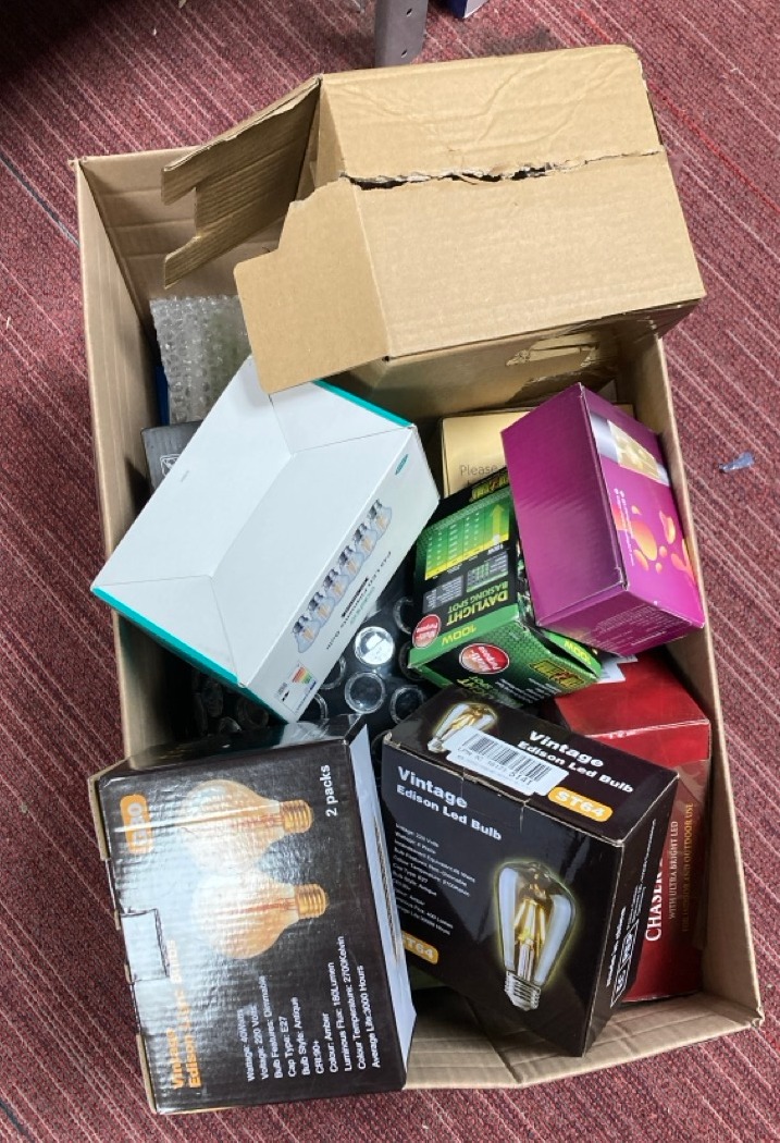 Lot 424  
            Edinburgh SR34 - Delivery Only 

                
QUANTITY OF GENERAL GOODS TO INCLUDE REPTILE UVB 200 LIGHT: LOCATION - E