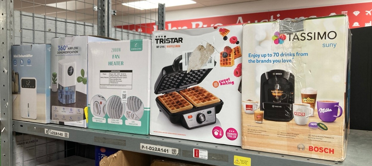 Lot 446  
            Edinburgh SR34 - Delivery Only 

                
QUANTITY OF KITCHEN & APPLIANCES ITEMS TO INCLUDE TRISTAR WAFFLE MAKER, NON-STICK...
