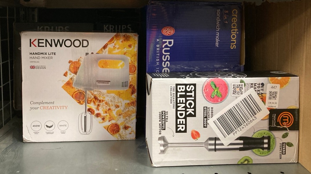 Lot 447  
            Edinburgh SR34 - Delivery Only 

                
QUANTITY OF KITCHEN & APPLIANCES ITEMS TO INCLUDE KENWOOD HAND MIXER,ELECTRIC WHI...