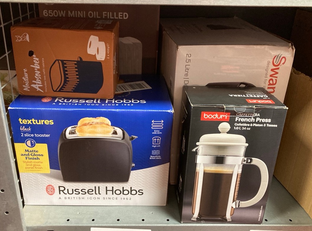 Lot 451  
            Edinburgh SR34 - Delivery Only 

                
QUANTITY OF KITCHEN & APPLIANCES ITEMS TO INCLUDE BODUM CAFFETTIERA 1.8L BLACK CA...