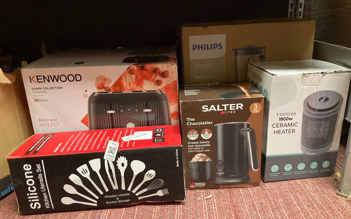 Lot 454  
            Edinburgh SR34 - Delivery Only 

                
QUANTITY OF KITCHEN & APPLIANCES ITEMS TO INCLUDE SALTER CHOCOLATIER HOT CHOCOLAT...