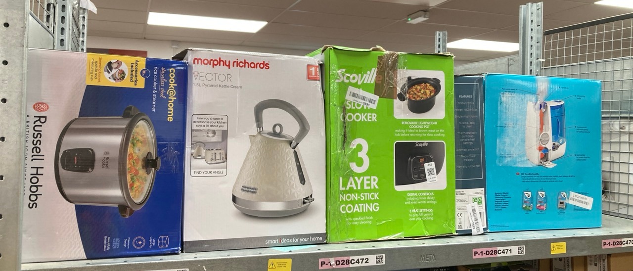 Lot 455  
            Edinburgh SR34 - Delivery Only 

                
QUANTITY OF KITCHEN & APPLIANCES ITEMS TO INCLUDE VICKS WARM MIST HUMIDIFIER - 3....