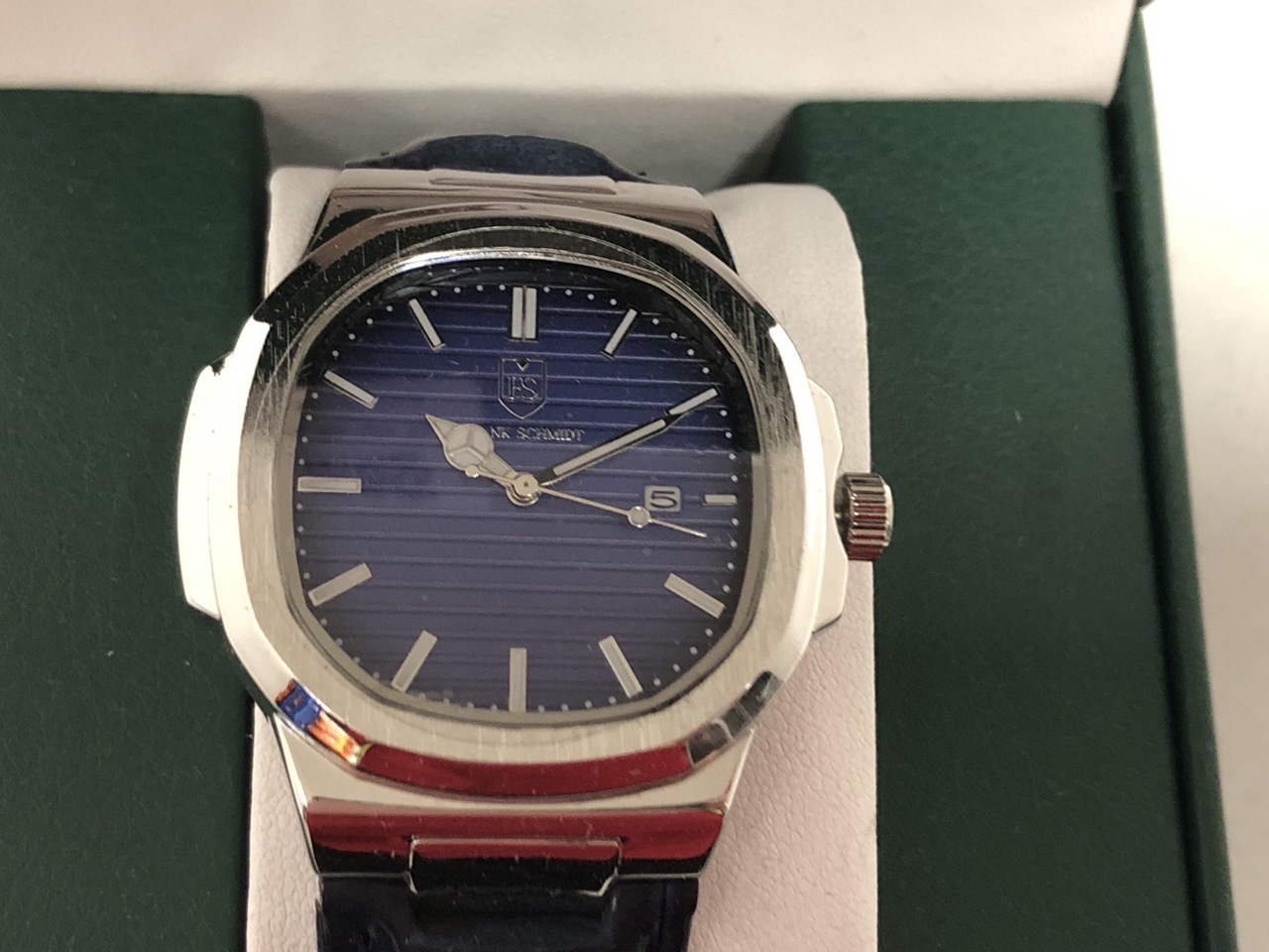 Lot 45  
            Edinburgh SR34 - Delivery Only 

                
MENS FRANK SCHMIDT WATCH - TEXTURED DIAL WITH DATE - LEATHER STRAP: LOCATION - TO...