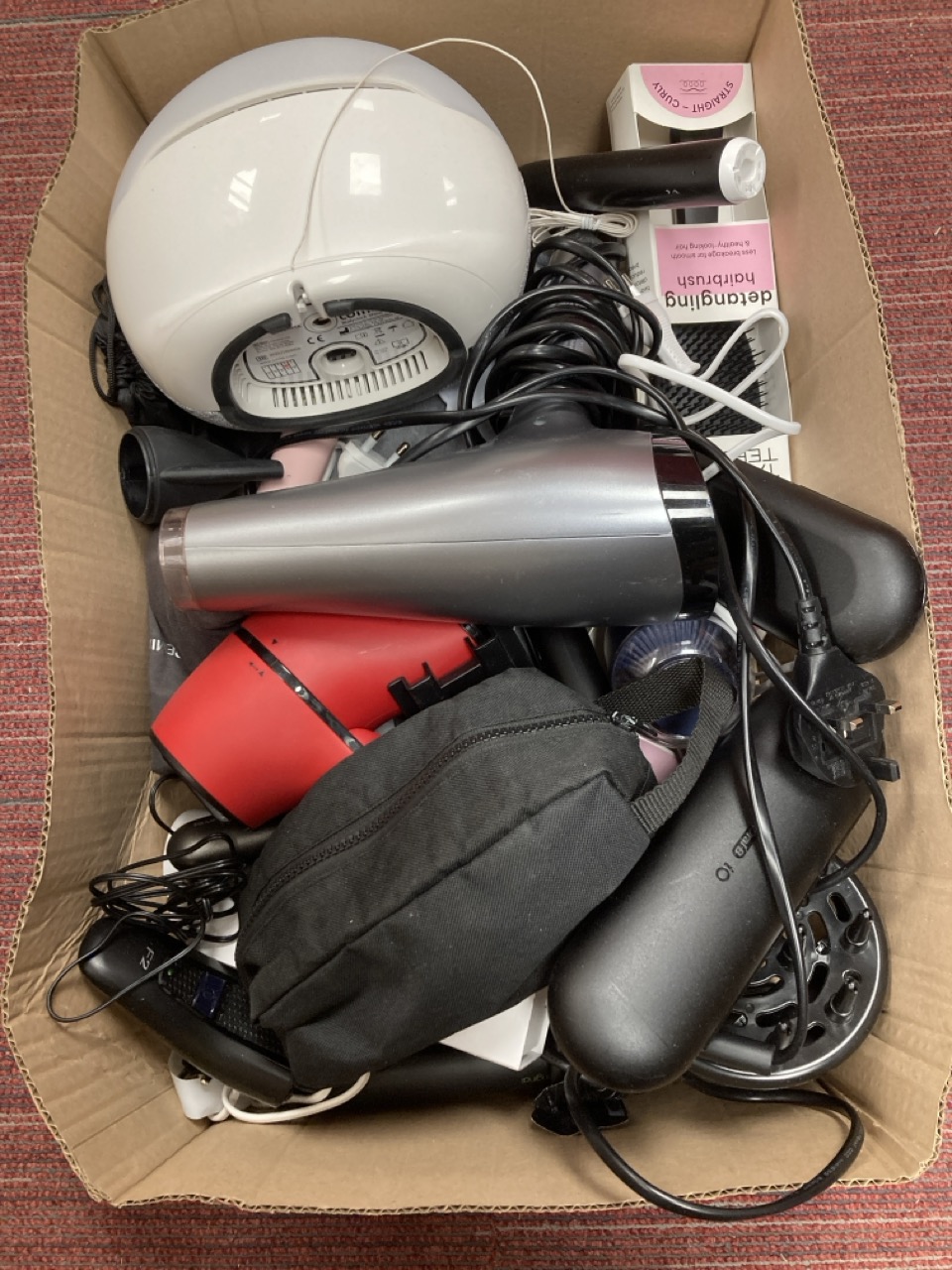 Lot 465  
            Edinburgh SR34 - Delivery Only 

                
QUANTITY OF HEALTH & BEAUTY TO INCLUDE GHD STRAIGHTENERS: LOCATION - F