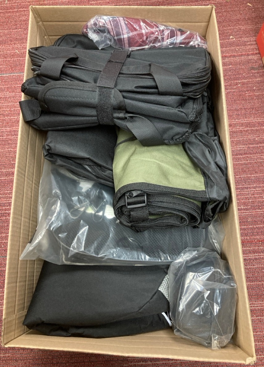 Lot 466  
            Edinburgh SR34 - Delivery Only 

                
QUANTITY OF CLOTHING & APPAREL TO INCLUDE GREY GYM BAG: LOCATION - F