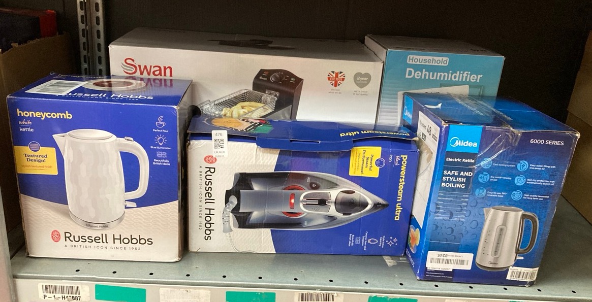 Lot 476  
            Edinburgh SR34 - Delivery Only 

                
QUANTITY OF KITCHEN & APPLIANCES ITEMS TO INCLUDE RUSSELL HOBBS HONEYCOMB ELECTRI...