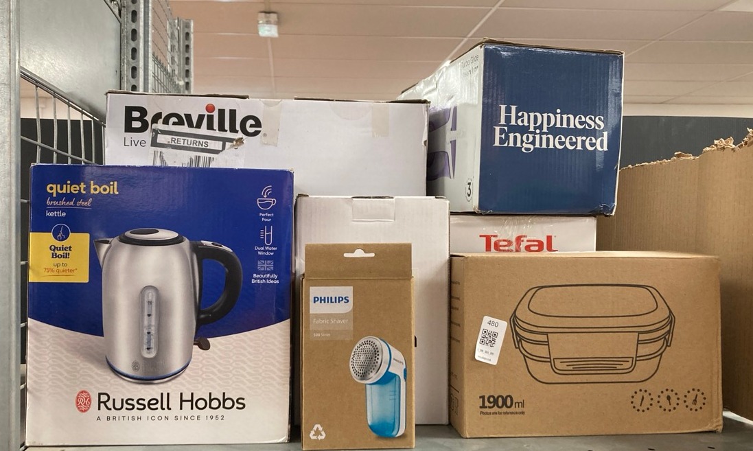 Lot 480  
            Edinburgh SR34 - Delivery Only 

                
QUANTITY OF KITCHEN & APPLIANCES ITEMS TO INCLUDE MORPHY RICHARDS TURBOGLIDE STEA...