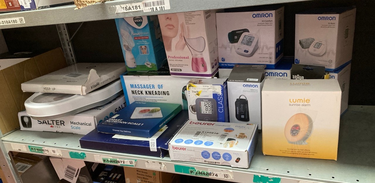 Lot 499  
            Edinburgh SR34 - Delivery Only 

                
QUANTITY OF HEALTH & BEAUTY ITEMS TO INCLUDE LUMIE SUNRISE ALARM - SUNRISE WAKE-U...