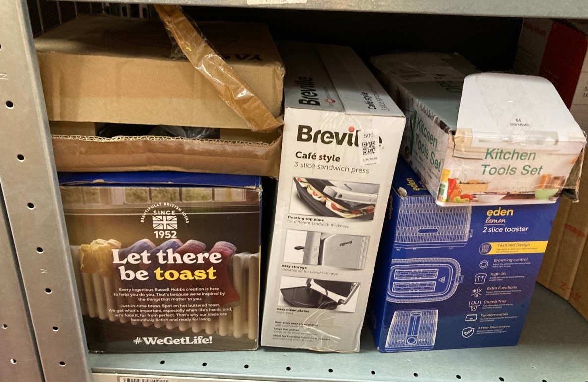 Lot 506  
            Edinburgh SR34 - Delivery Only 

                
QUANTITY OF KITCHEN & APPLIANCES ITEMS TO INCLUDE BREVILLE SANDWICH/PANINI PRESS ...