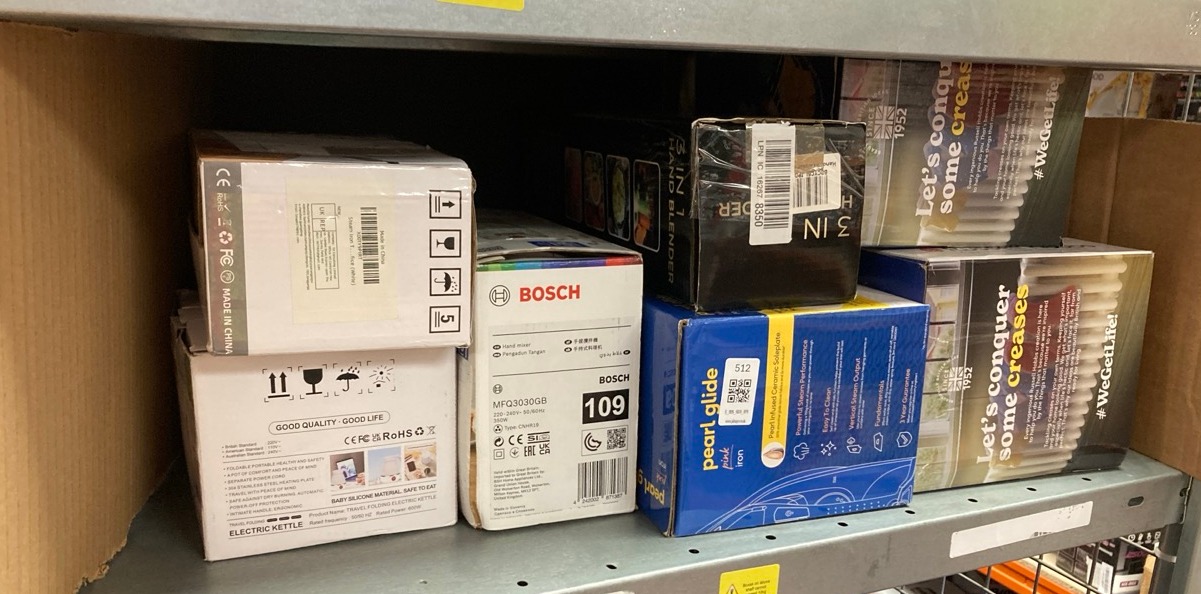 Lot 512  
            Edinburgh SR34 - Delivery Only 

                
QUANTITY OF KITCHEN & APPLIANCES ITEMS TO INCLUDE RUSSELL HOBBS PEARL GLIDE STEAM...