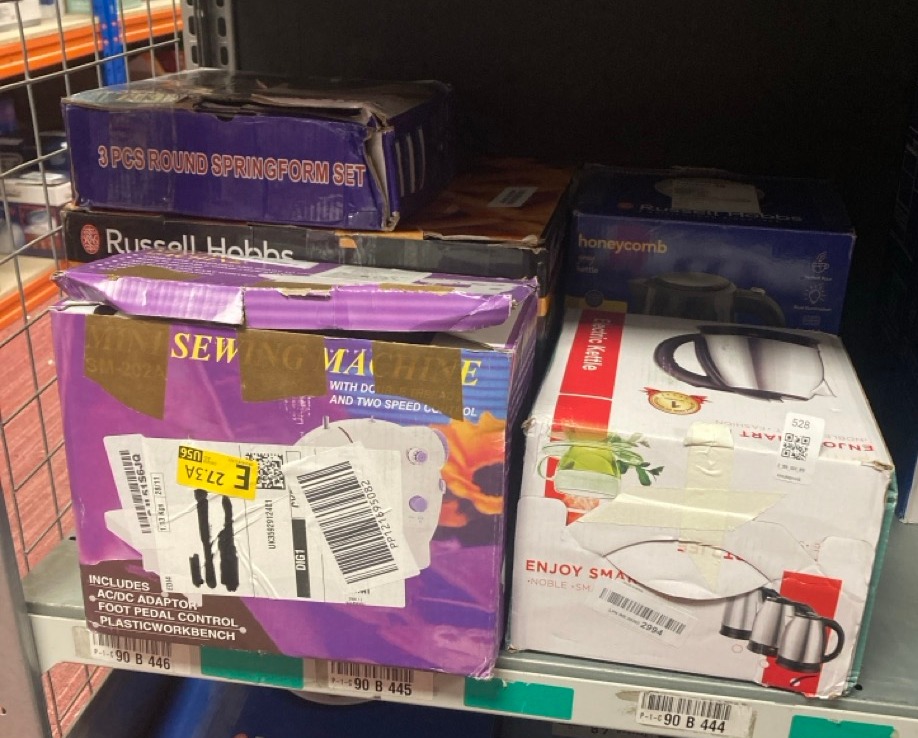 Lot 528  
            Edinburgh SR34 - Delivery Only 

                
QUANTITY OF KITCHEN & APPLIANCES ITEMS TO INCLUDE RUSSELL HOBBS HONEYCOMB ELECTRI...