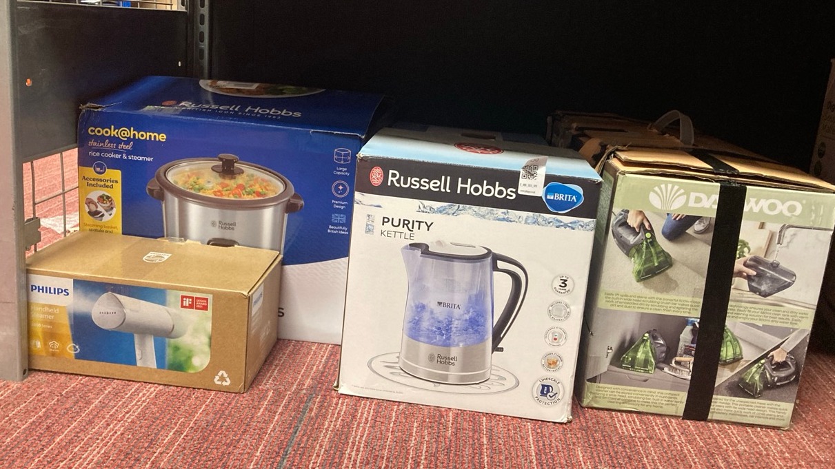 Lot 530  
            Edinburgh SR34 - Delivery Only 

                
QUANTITY OF  ITEMS TO INCLUDE RUSSELL HOBBS PURITY GLASS KETTLE WITH BRITA MAXTRA...