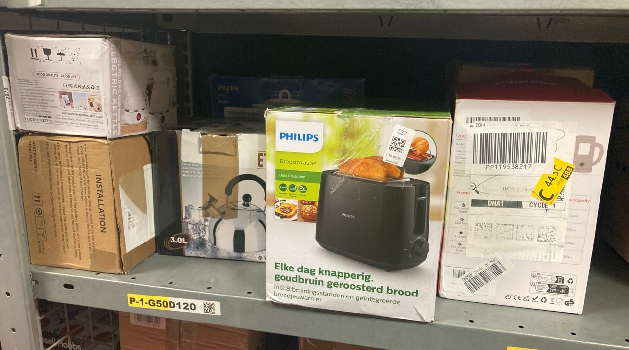 Lot 537  
            Edinburgh SR34 - Delivery Only 

                
QUANTITY OF KITCHEN & APPLIANCES ITEMS TO INCLUDE PHILIPS TOASTER - 2 SLOTS, 8 SE...