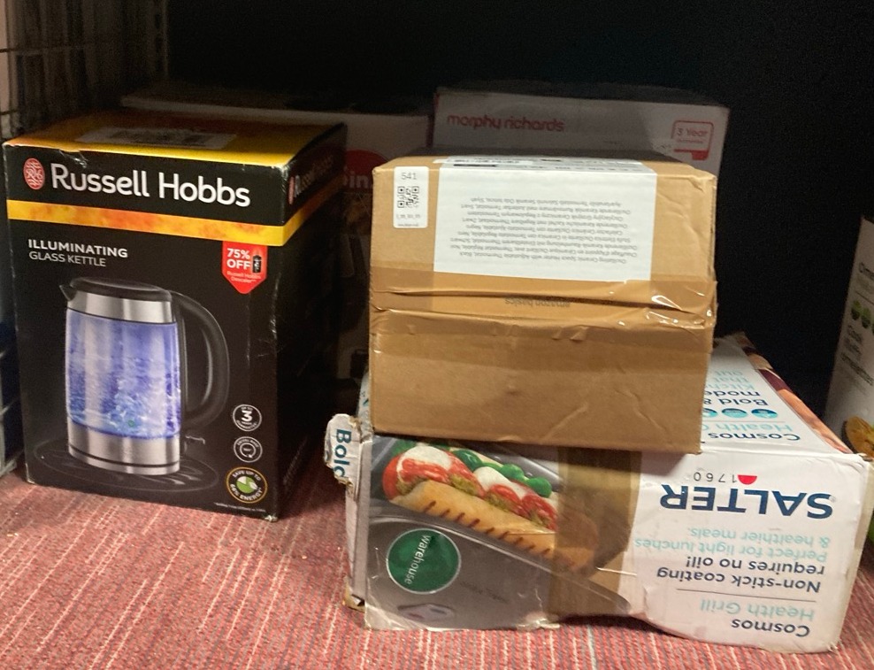 Lot 541  
            Edinburgh SR34 - Delivery Only 

                
QUANTITY OF KITCHEN & APPLIANCES ITEMS TO INCLUDE RUSSELL HOBBS ILLUMINATING 1.7L...