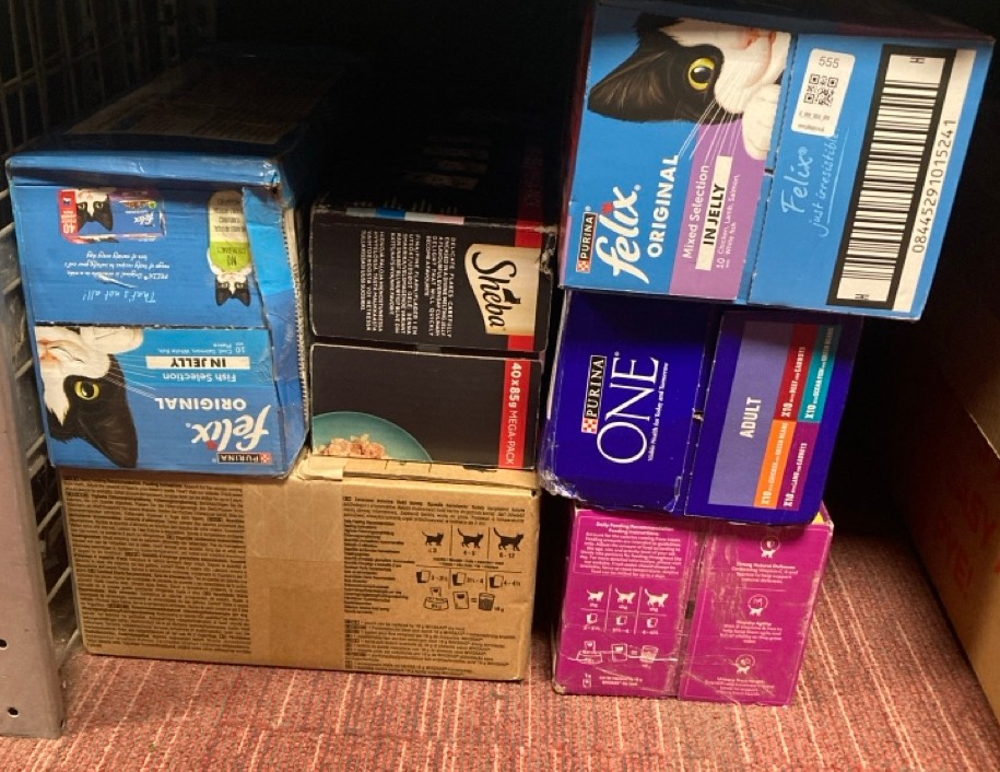 Lot 555  
            Edinburgh SR34 - Delivery Only 

                
QUANTITY OF PET PRODUCTS ITEMS TO INCLUDE FELIX ORIGINAL SENIOR 7+ FISH SELECTION...